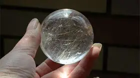 Bola Crystal Roca  con Rutilo de 4,5 cms diametro (130 grs)
